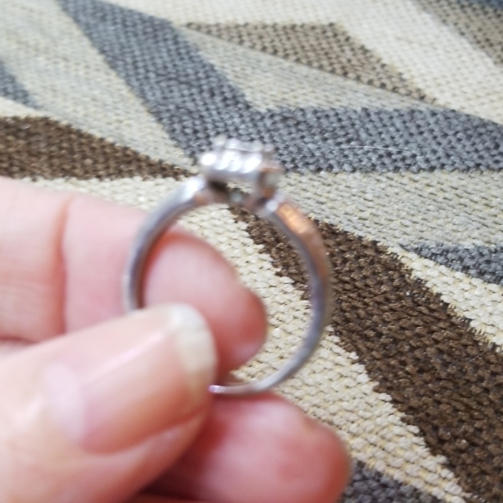 Kays 10k white gold ring with 1/4CTW diamonds - Picture 3 of 8